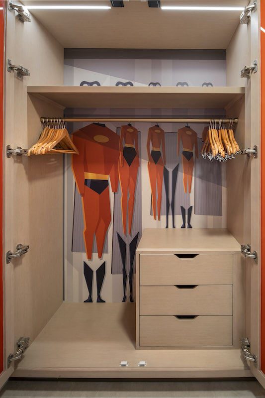 Contemporary Resort Incredible Closet